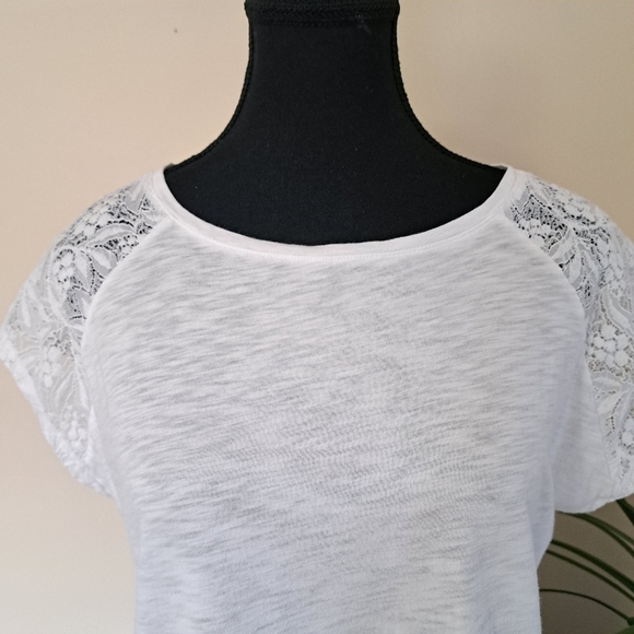 Chaps White Tee Size Medium Lace Detail Shoulder Lightweight - Picture 7 of 13